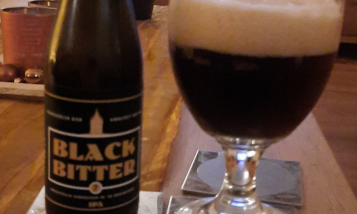 Black Bitter uit Gouda flesje en glas